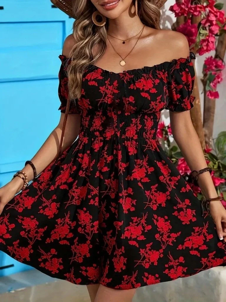 Kısa Kollu Madonna Yaka Desenli Kısa Süprem Elbise