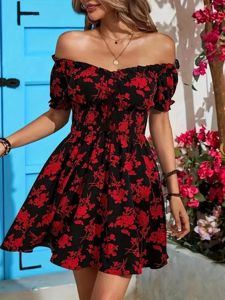 Kısa Kollu Madonna Yaka Desenli Kısa Süprem Elbise