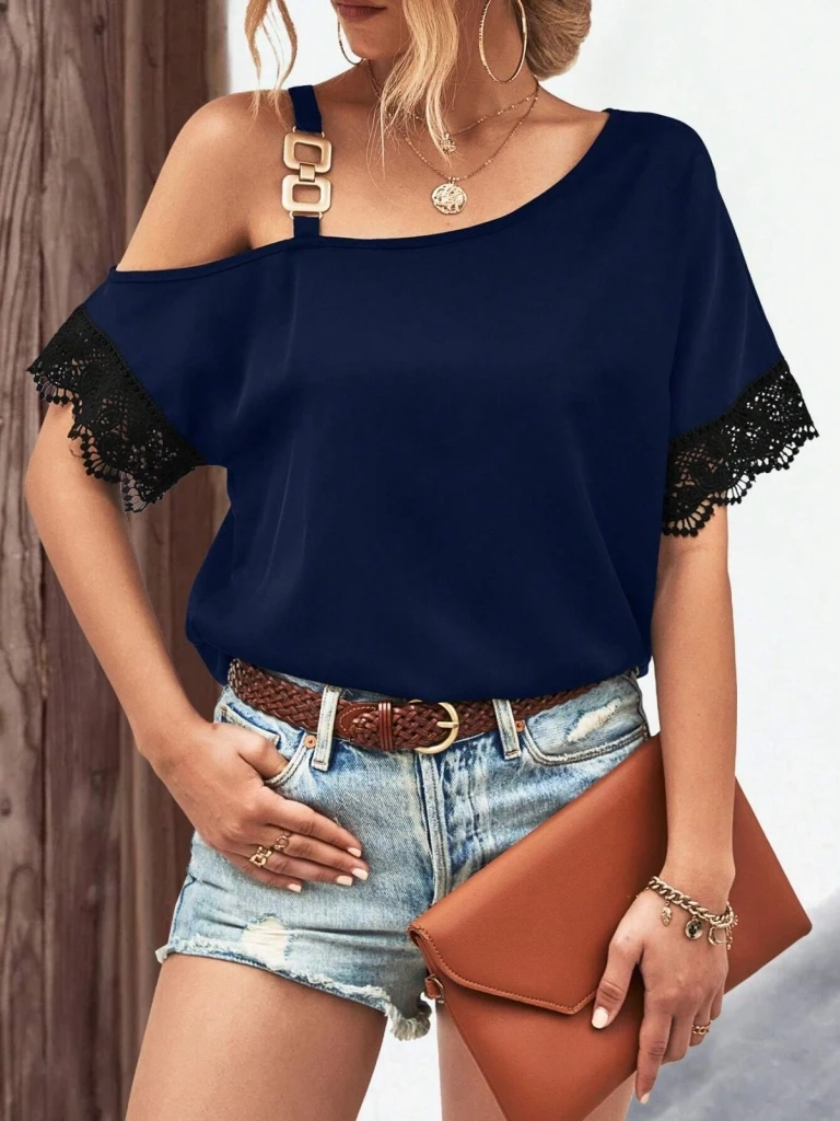 Tek Omuzu Askılı Kısa Kollu Toka Detaylı Dantelli Viskon Bluz