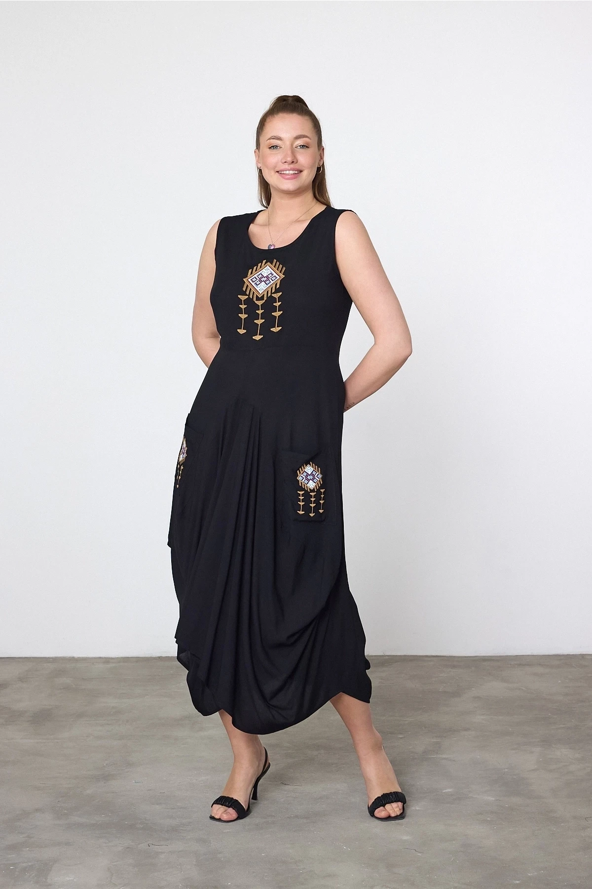 Maxi Boy Siyah Nakış İşlemeli Etnik Viskon Elbise