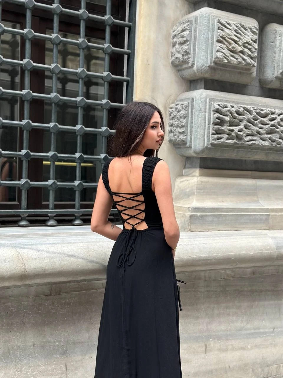 Sırt Detay Yırtmaçlı Elbise Siyah