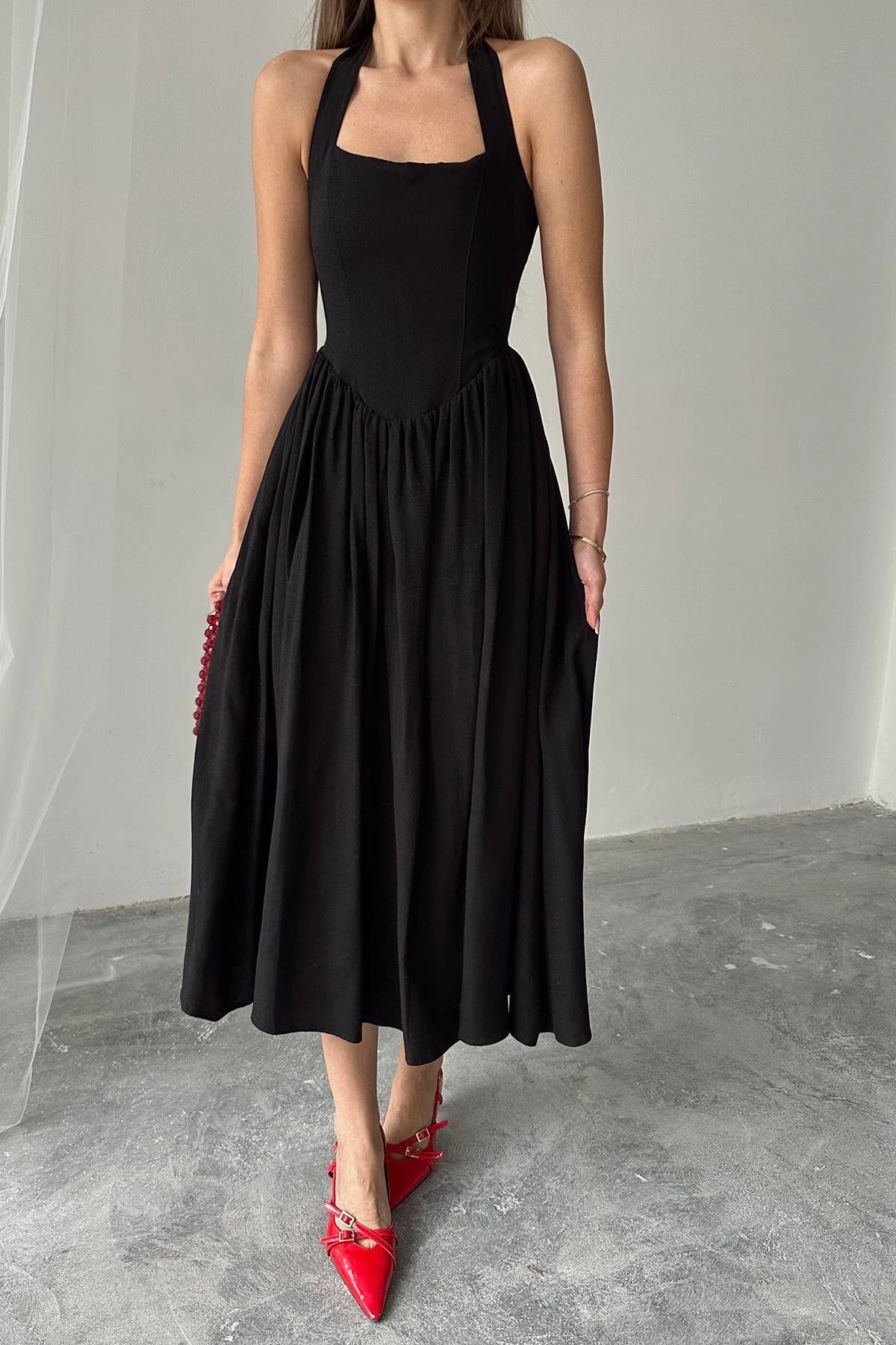 Siyah Boyundan Bağlamalı Keten Elbise