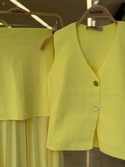 Yelekli Ve Pilise Etekli Triko Takım