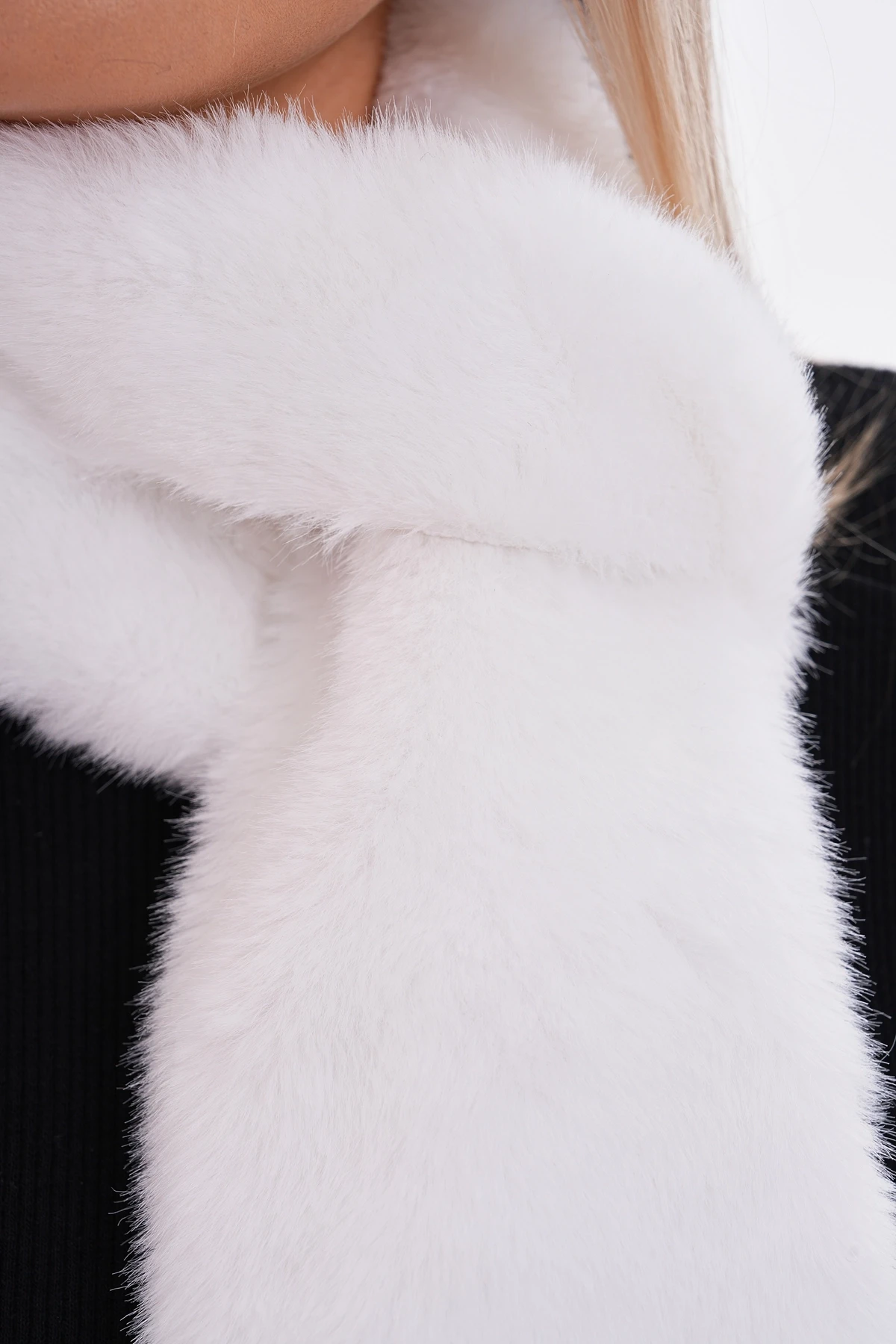 14696 Uçları Ponponlu İçten Geçmeli Peluş Beyaz Atkı