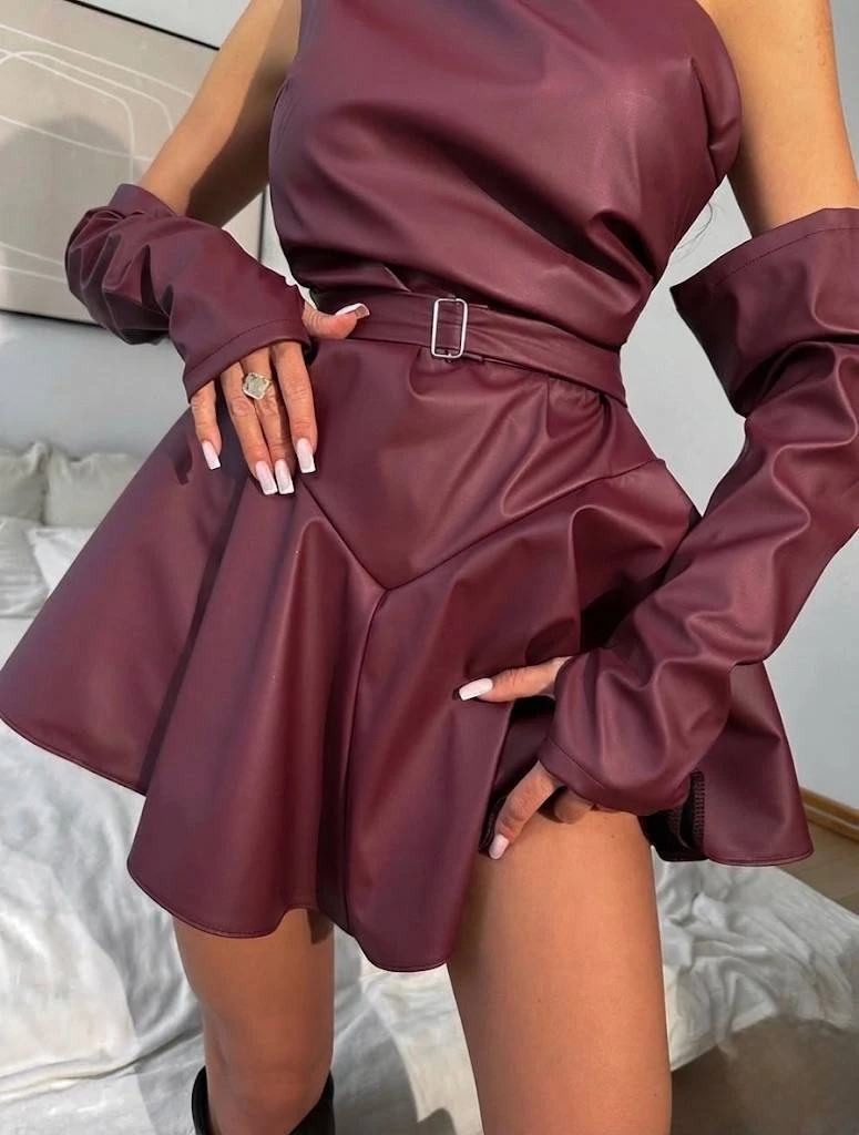 Deri Tokalı Gizli Fermuarlı Kol Detaylar Mini Şortlu Elbise