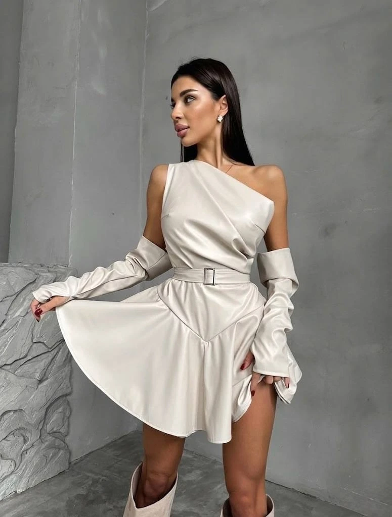 Deri Tokalı Gizli Fermuarlı Kol Detaylar Mini Şortlu Elbise