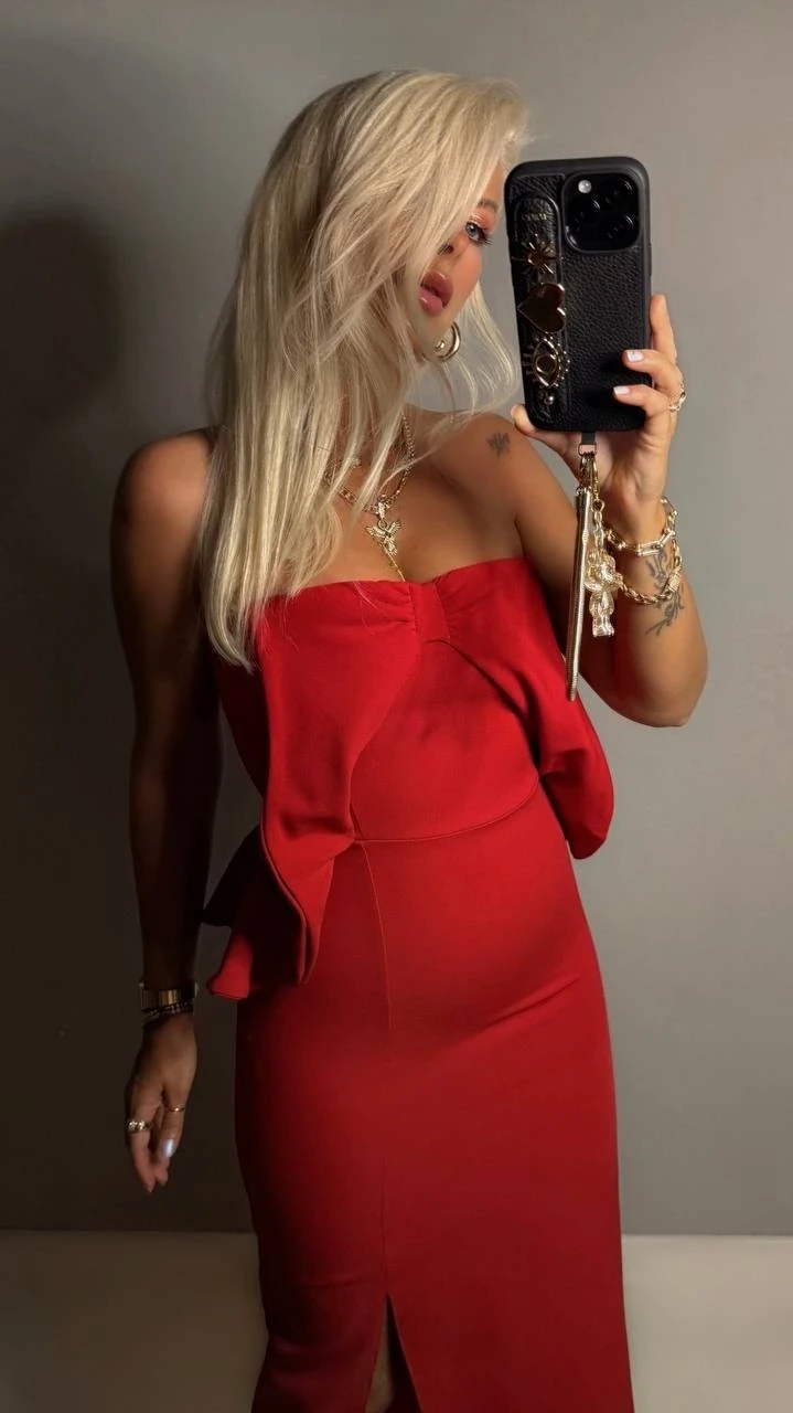 Göğüs Detay Yırtmaçlı Elbise Kırmızı