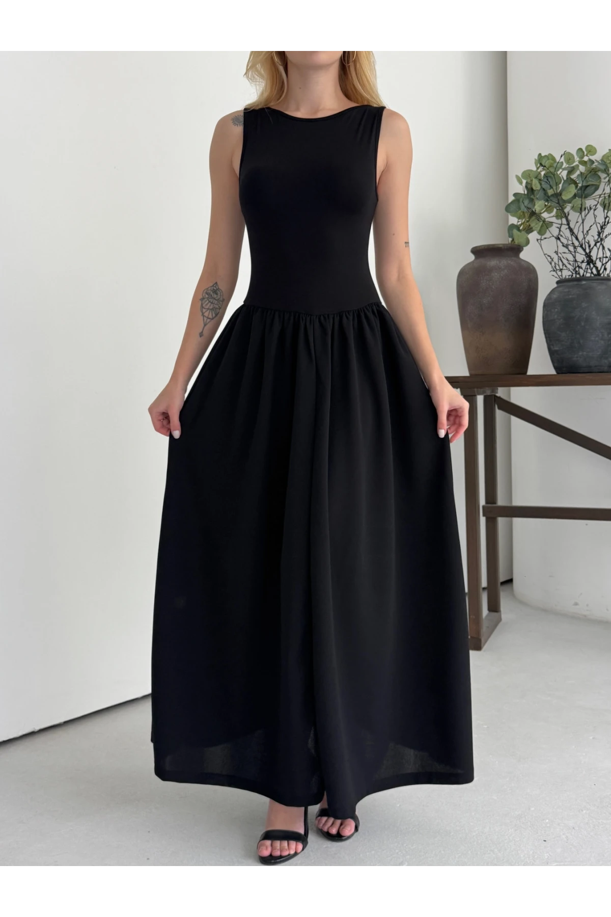 Kadın Kayık Yaka Üstü Esnek Viskon Alt Geniş Poplin Dokuma Kolsuz Siyah Elbise