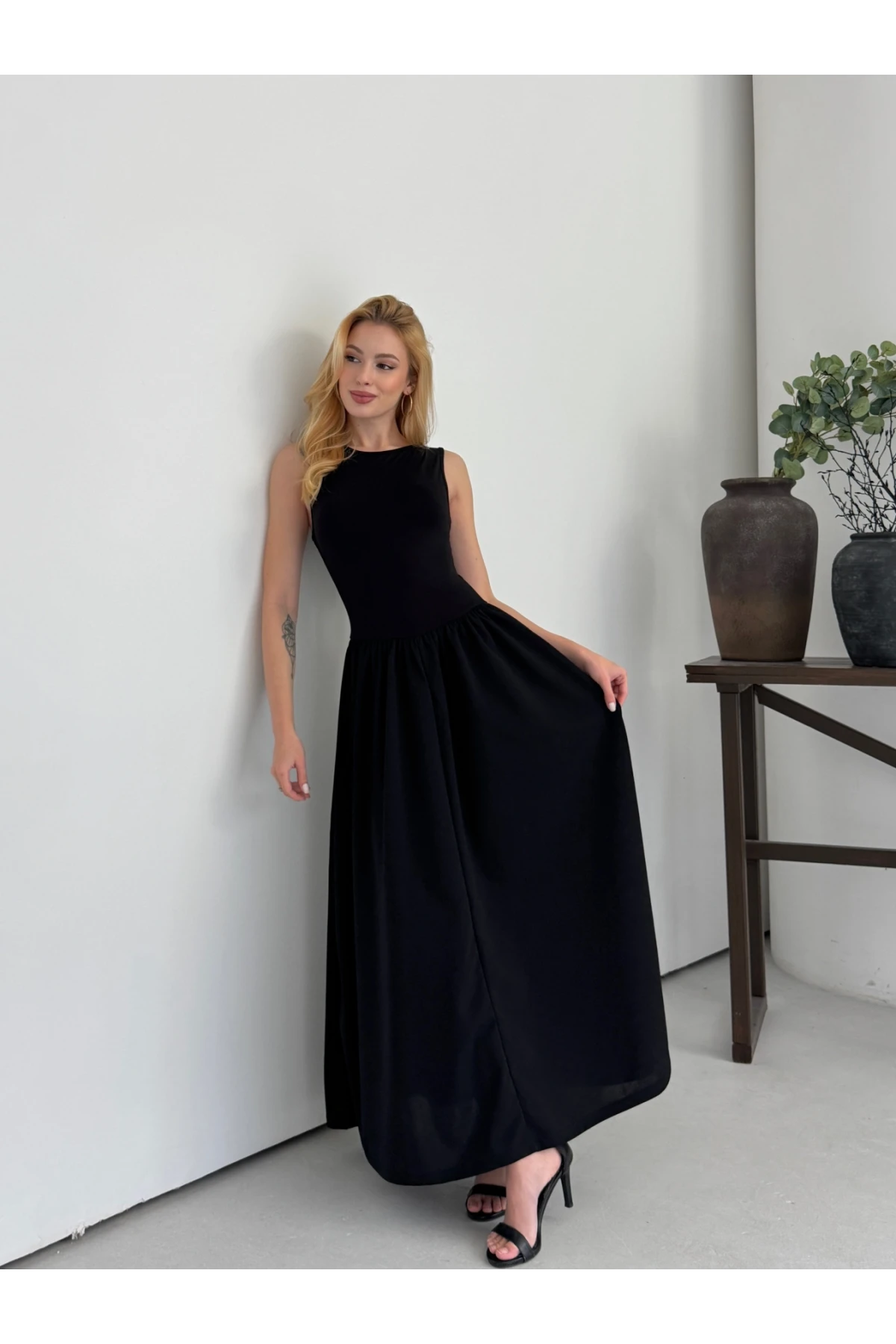 Kadın Kayık Yaka Üstü Esnek Viskon Alt Geniş Poplin Dokuma Kolsuz Siyah Elbise