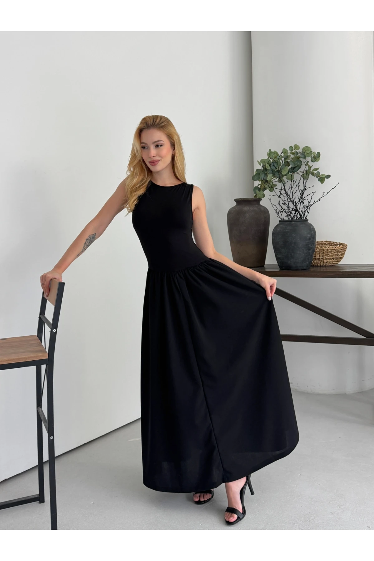 Kadın Kayık Yaka Üstü Esnek Viskon Alt Geniş Poplin Dokuma Kolsuz Siyah Elbise