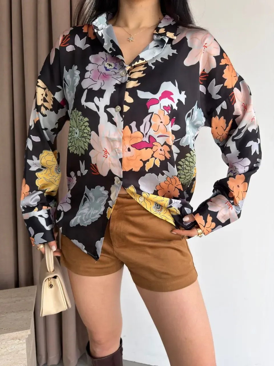 Kadın Renkli Çiçek Desenli Saten Gömlek