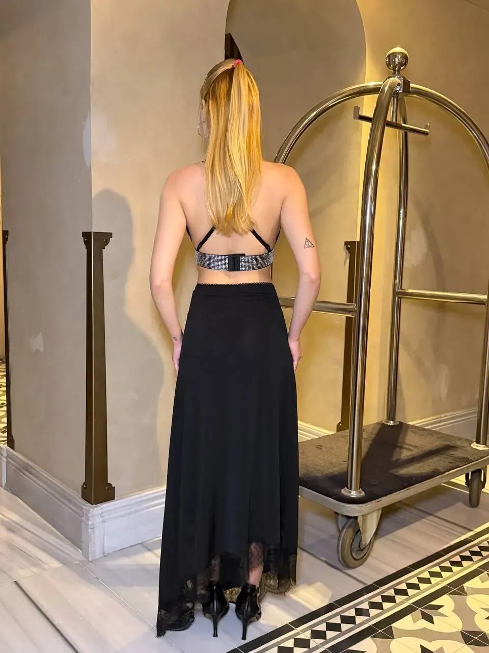 Kadın Sandy Kumaş Dantel Detaylı Yırtmaçlı Uzun Siyah Etek