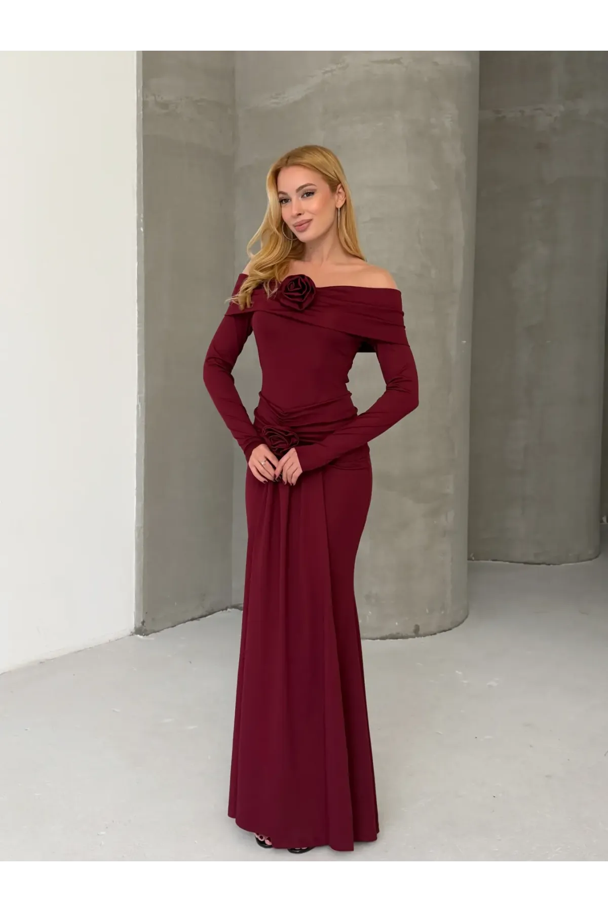 Modal Kumaş Likralı Çiçek Aksesuarlı Maxi Boy Elbise Bordo