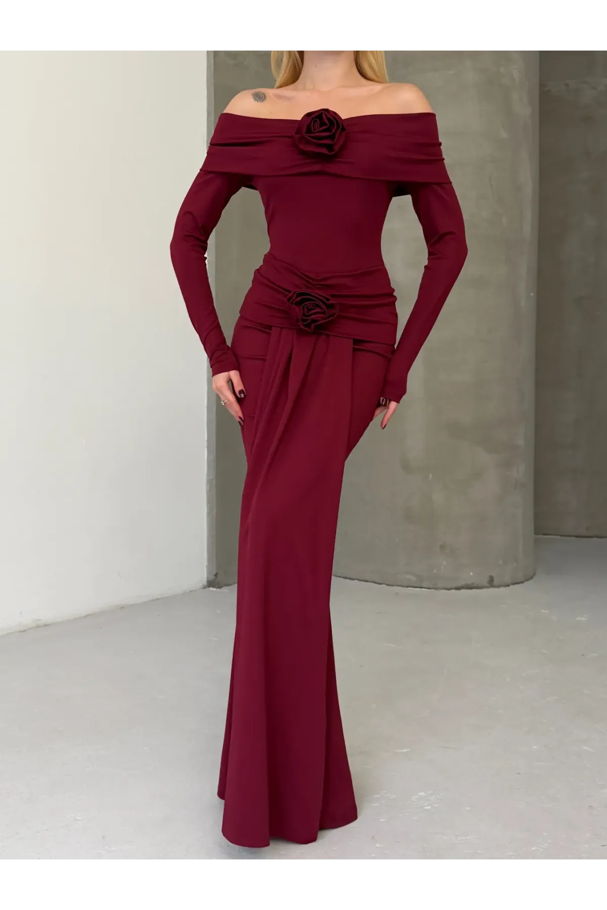 Modal Kumaş Likralı Çiçek Aksesuarlı Maxi Boy Elbise Bordo