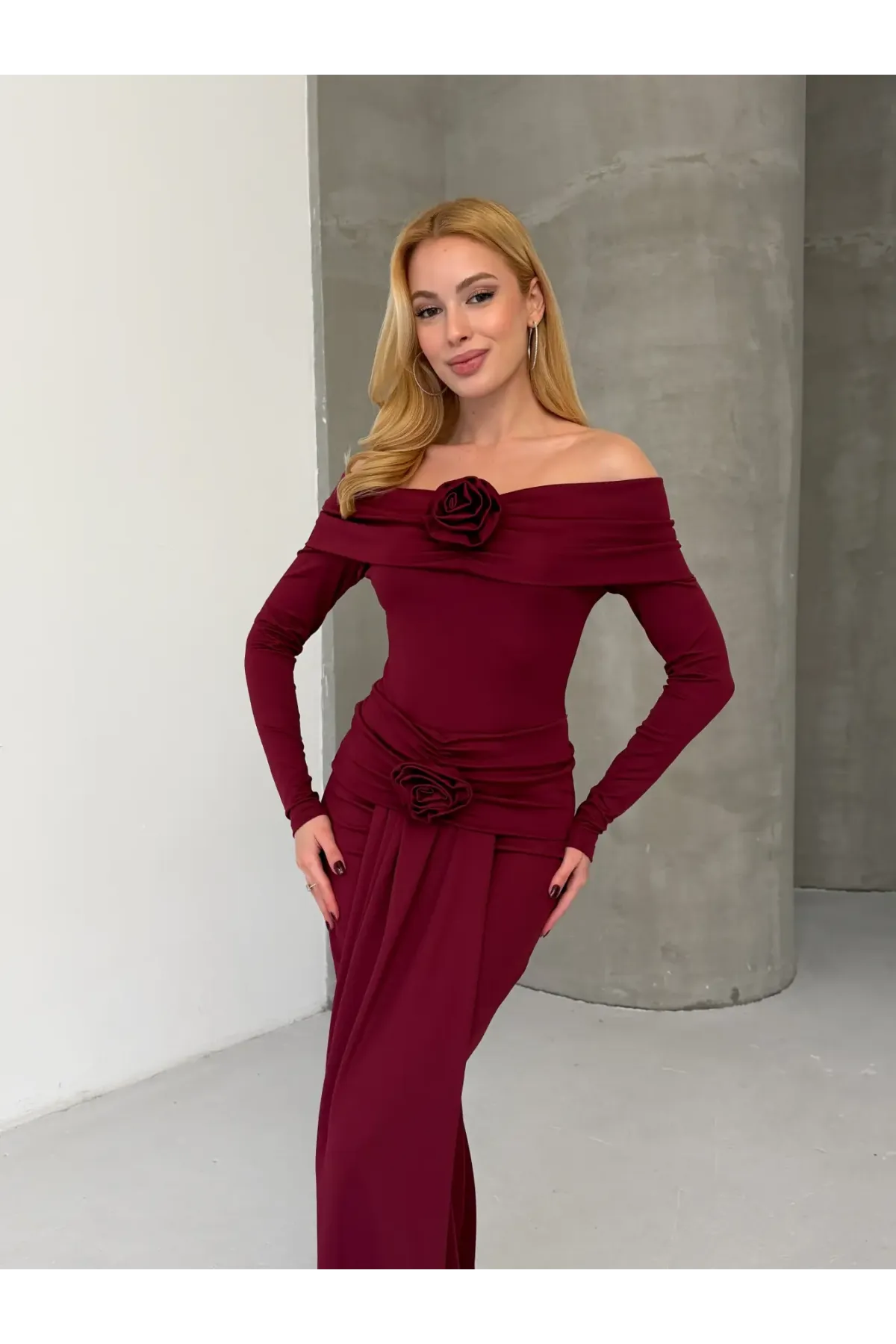 Modal Kumaş Likralı Çiçek Aksesuarlı Maxi Boy Elbise Bordo