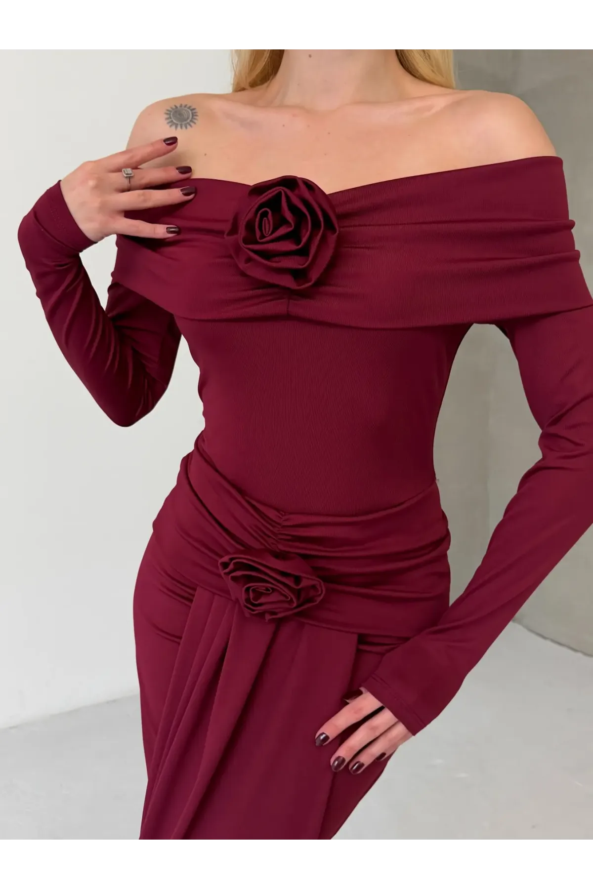 Modal Kumaş Likralı Çiçek Aksesuarlı Maxi Boy Elbise Bordo