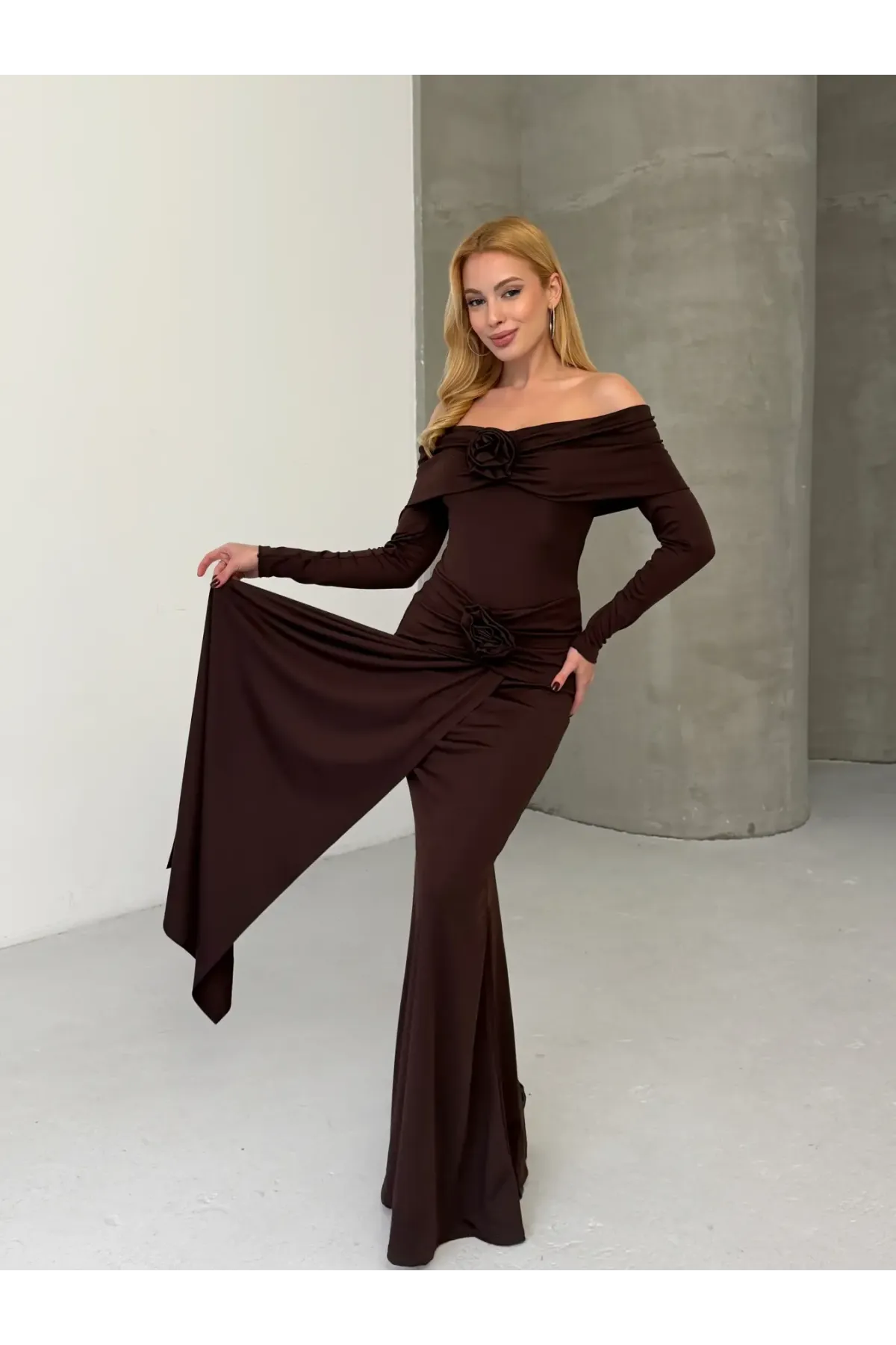 Modal Kumaş Likralı Çiçek Aksesuarlı Maxi Boy Elbise Kahve