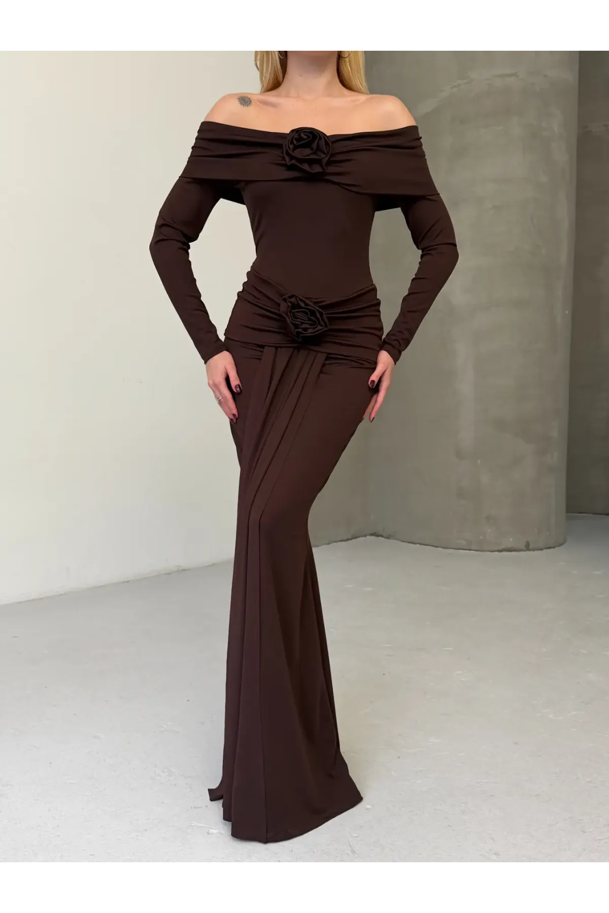 Modal Kumaş Likralı Çiçek Aksesuarlı Maxi Boy Elbise Kahve