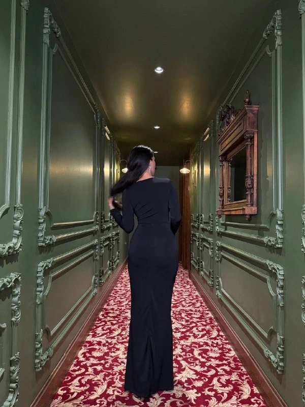 Sandy Kumaş Likralı Yırtmaç Detaylı Maxi Elbise