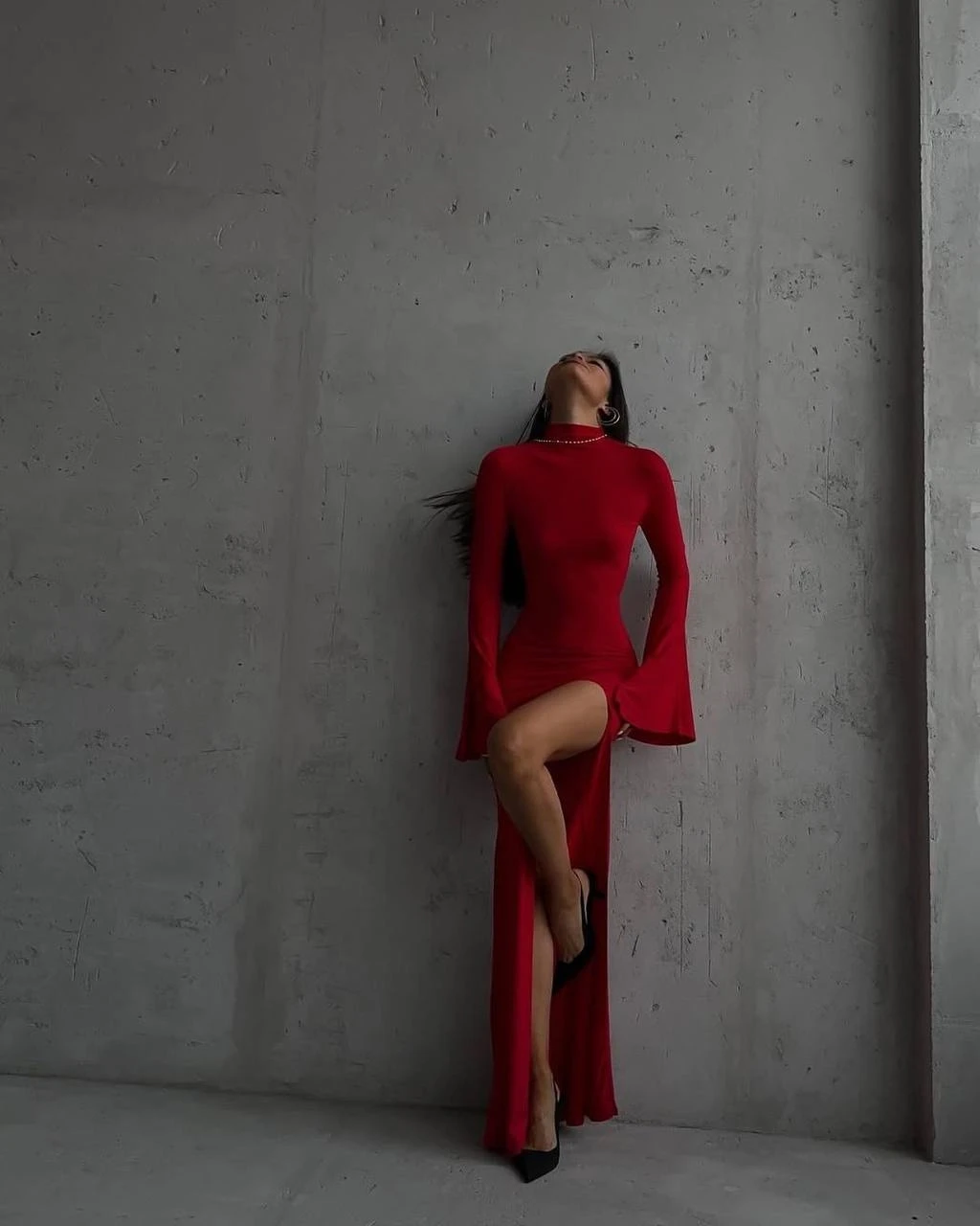 Sırt Dekolteli Kol Detaylı Yırtmaçlı Elbise