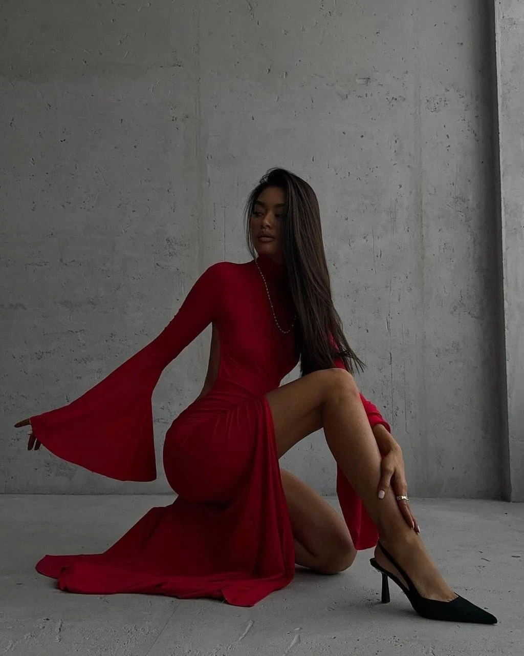 Sırt Dekolteli Kol Detaylı Yırtmaçlı Elbise