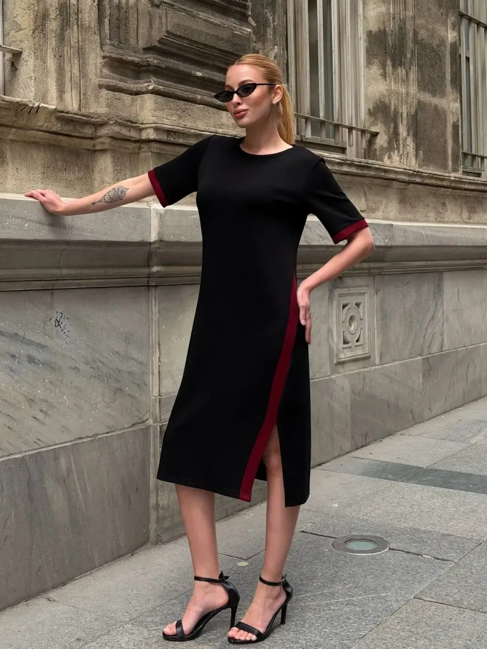 Siyah Kırmızı Şeritli Yırtmaç Detaylı Modal Elbise