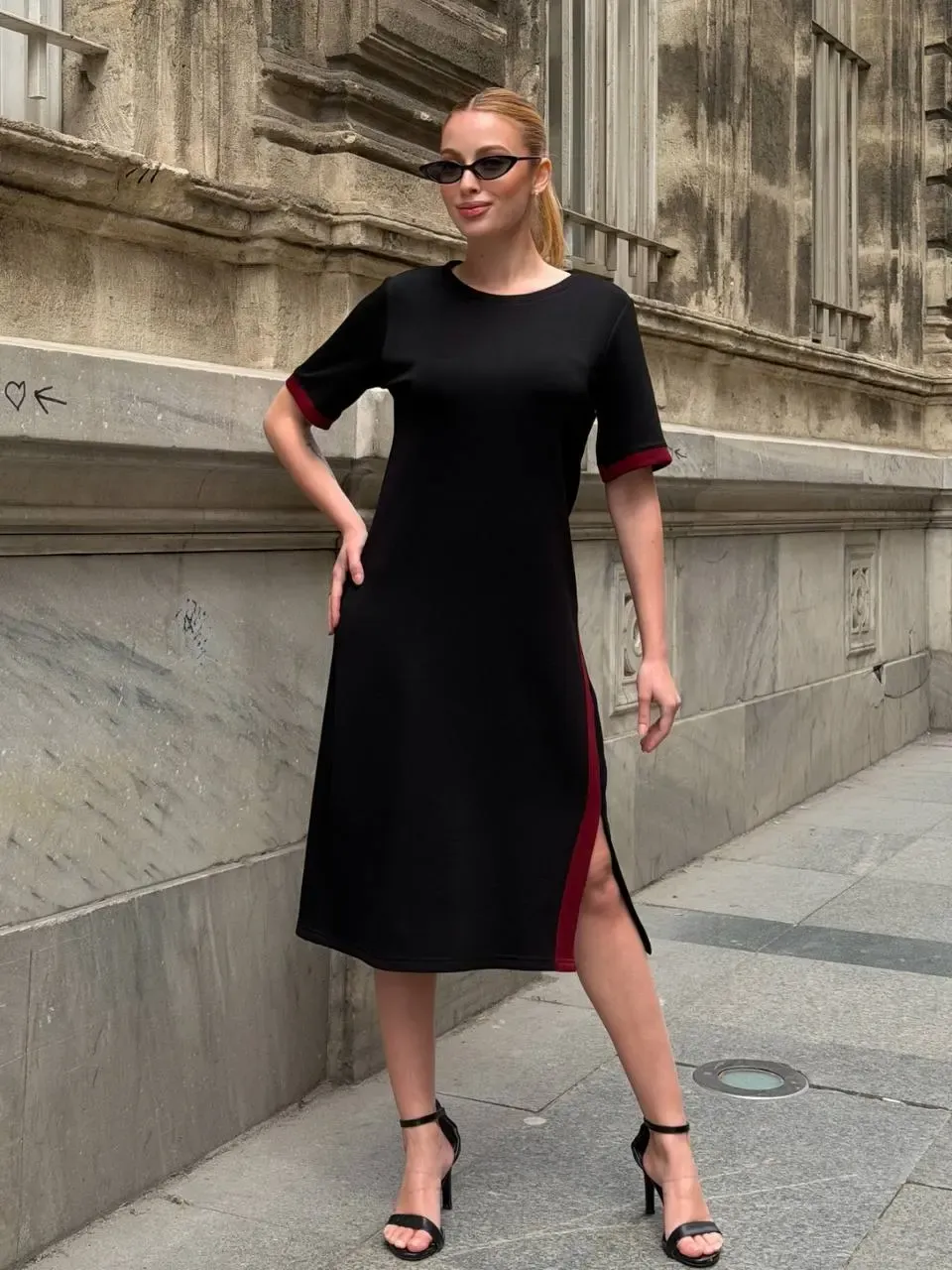 Siyah Kırmızı Şeritli Yırtmaç Detaylı Modal Elbise