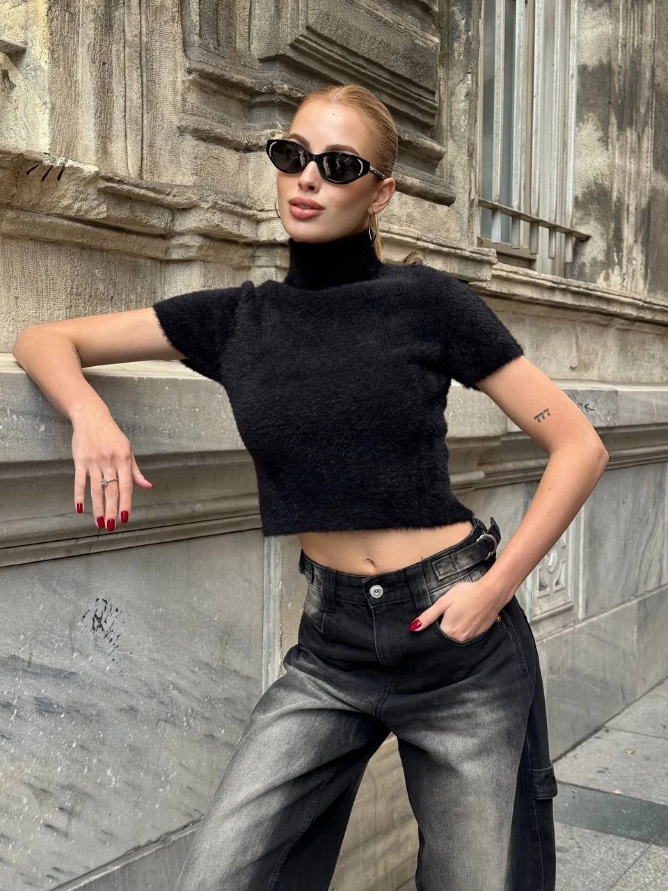 Siyah Sakallı Kumaş Crop Bluz