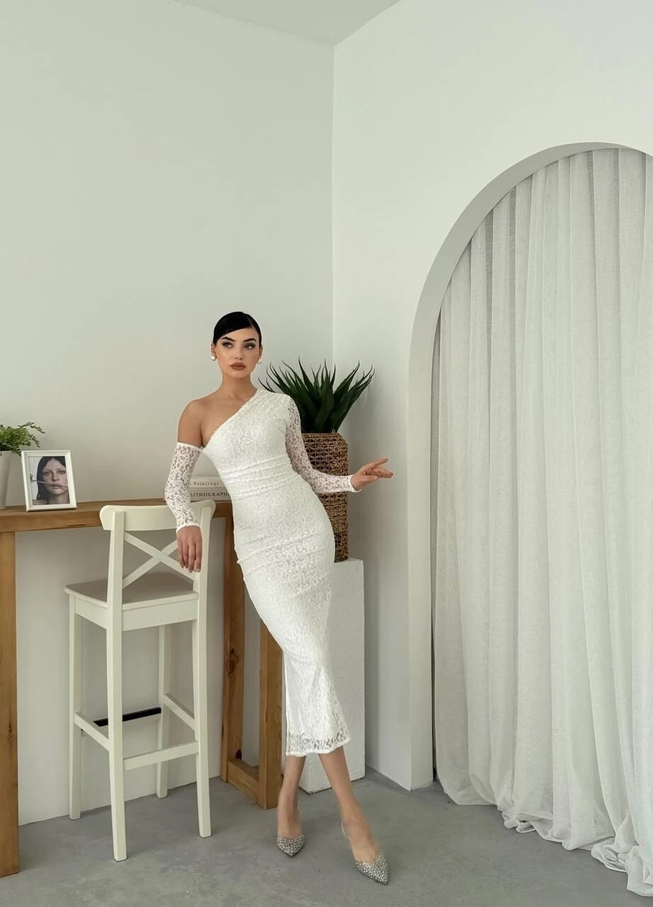 Tek Omuz Detaylı Beyaz Elbise