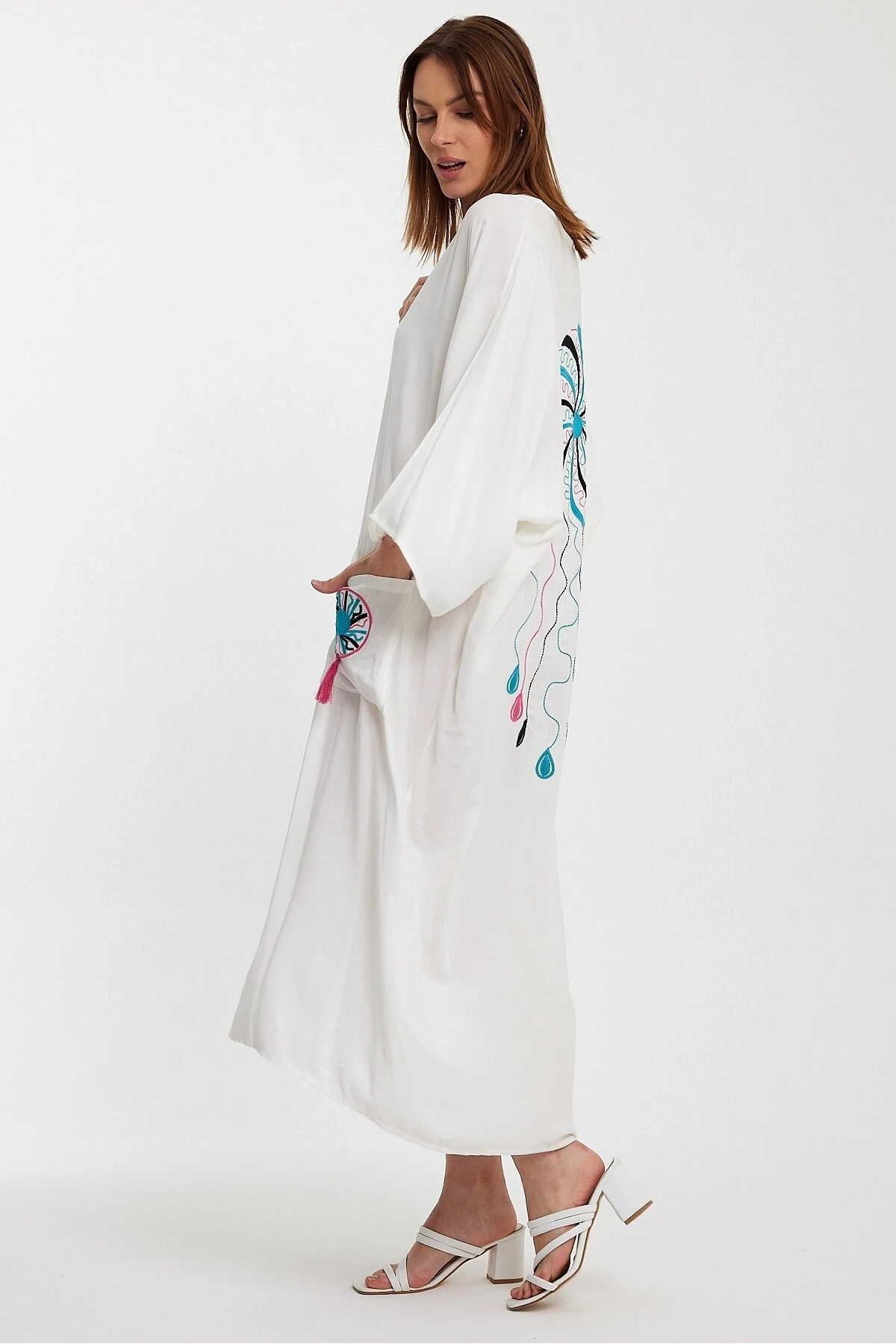 V Yaka Düğme Kapalı Nakışlı Büyük Beden Gömlek Elbise