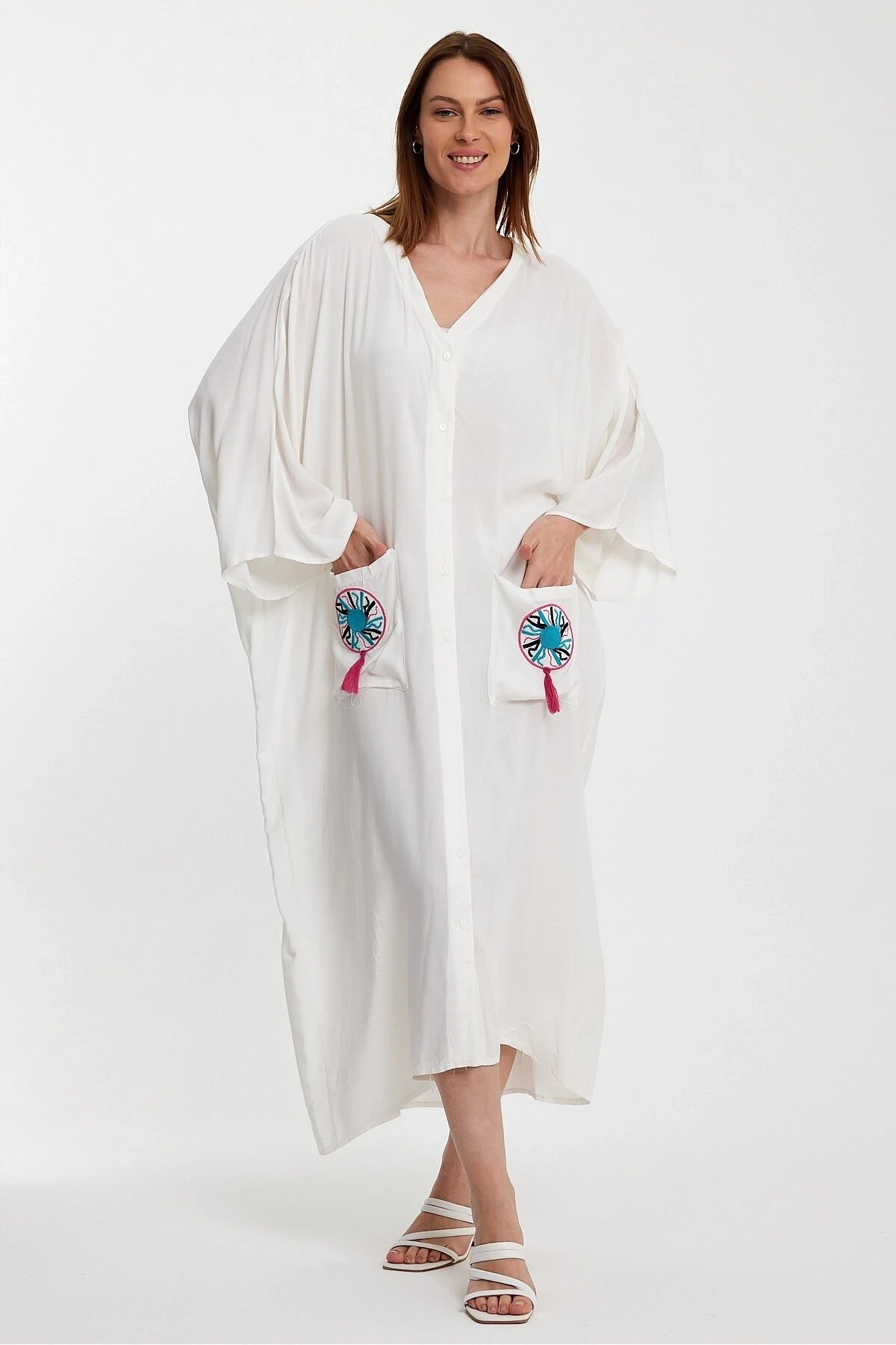 V Yaka Düğme Kapalı Nakışlı Büyük Beden Gömlek Elbise