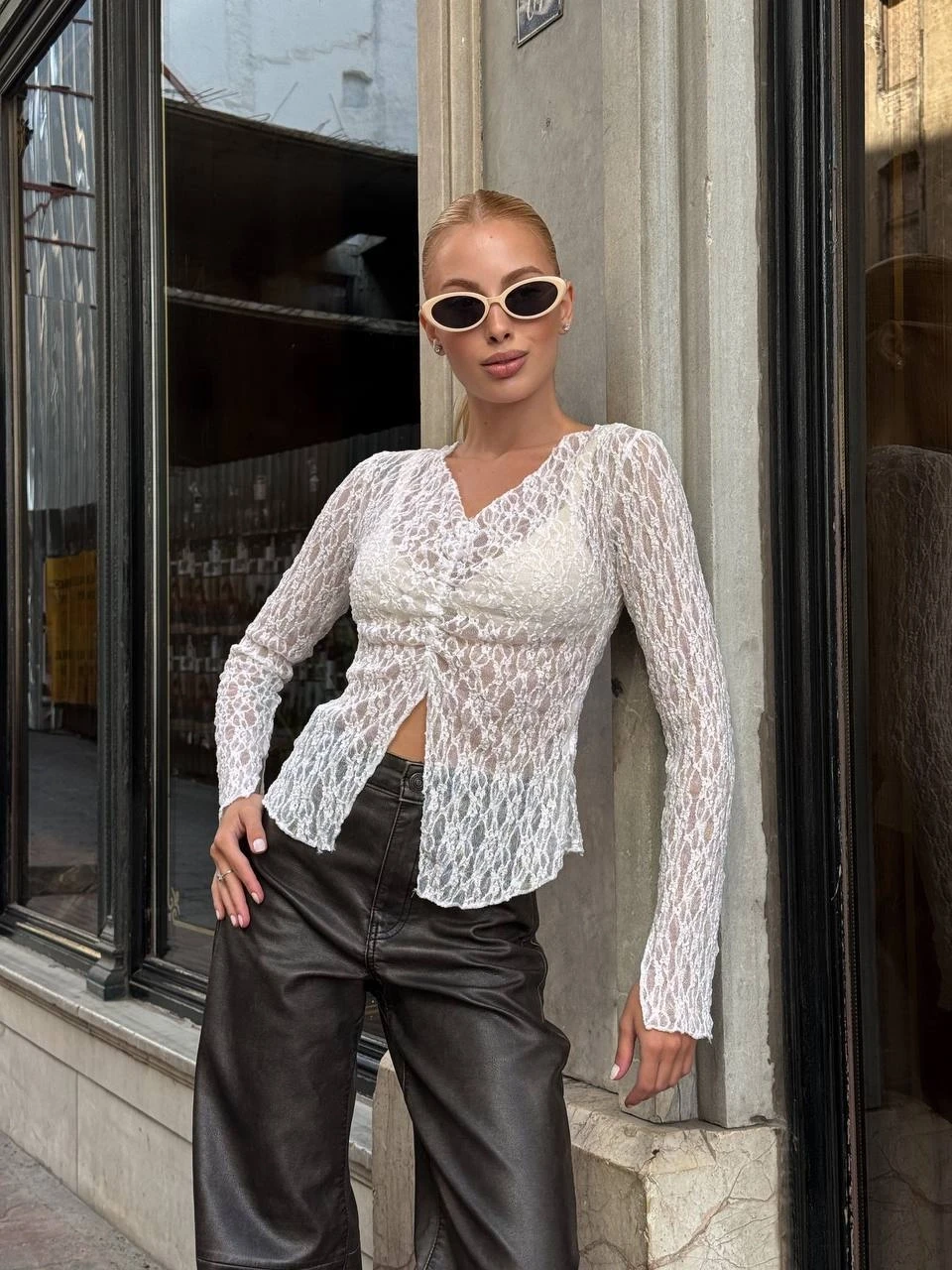 V Yaka Yırtmaç Detay Bürümcük Dantel Bluz Beyaz