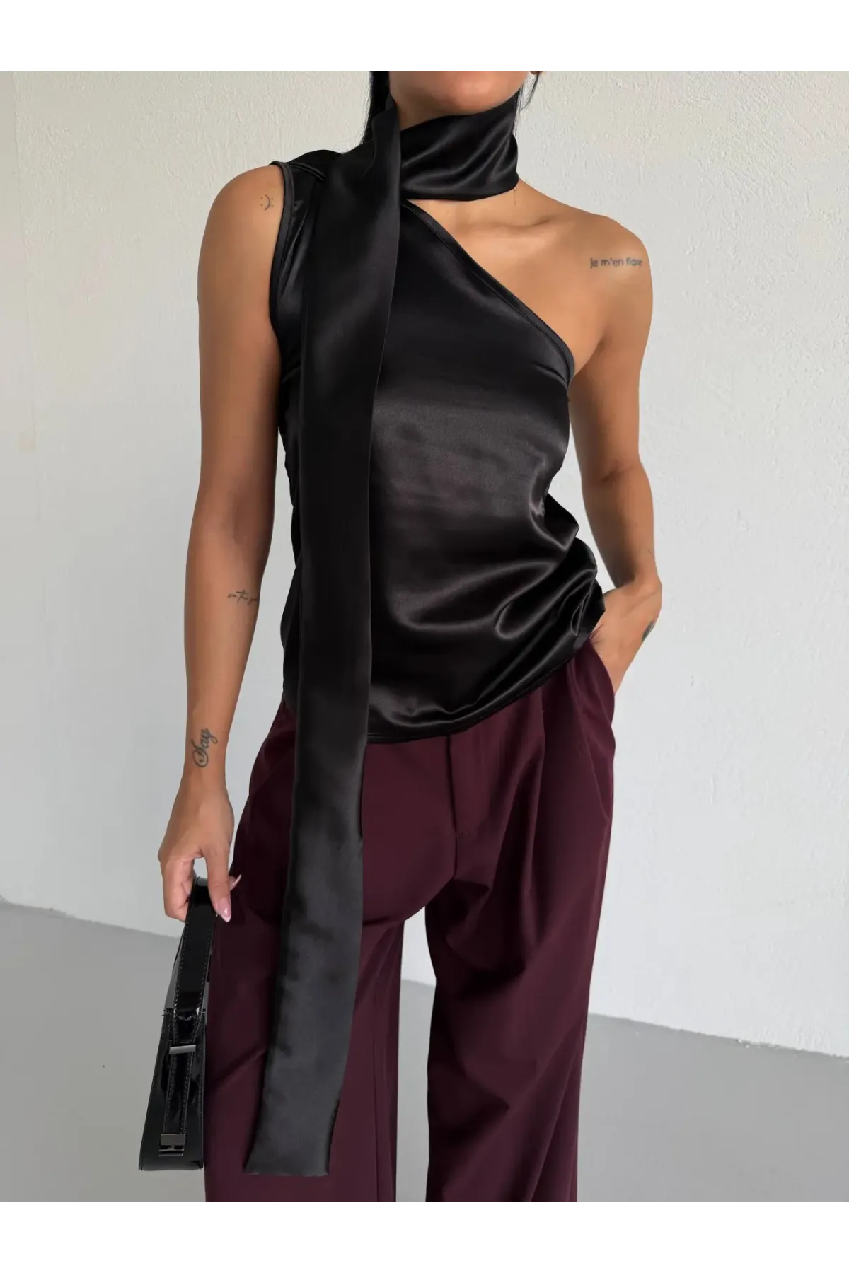 Yaka Detay Saten Bluz Siyah