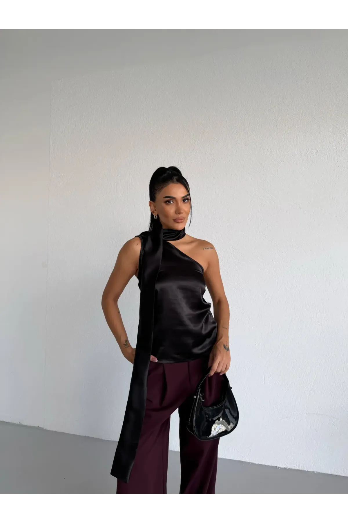 Yaka Detay Saten Bluz Siyah
