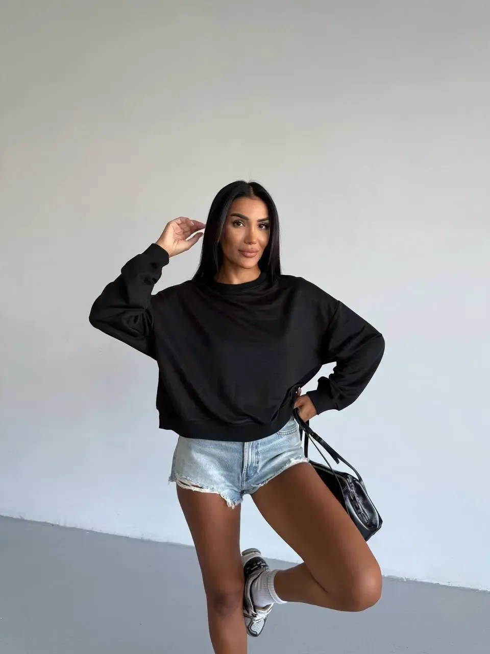 İki İplik Bisiklet Yaka Siyah Sweatshirt