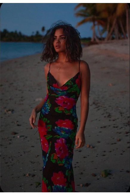 Micro Kumaş Çiçek Desenli Sırt Tasarım Maxi Elbise