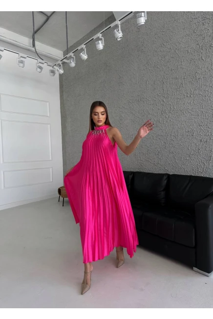 Yakası Aksesuarlı Piliseli Maxi Elbise