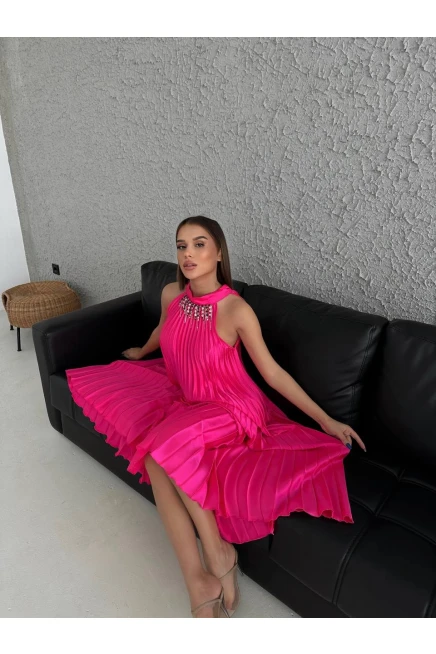 Yakası Aksesuarlı Piliseli Maxi Elbise