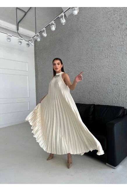 Yakası Aksesuarlı Piliseli Maxi Elbise