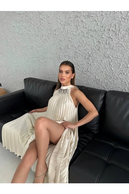 Yakası Aksesuarlı Piliseli Maxi Elbise