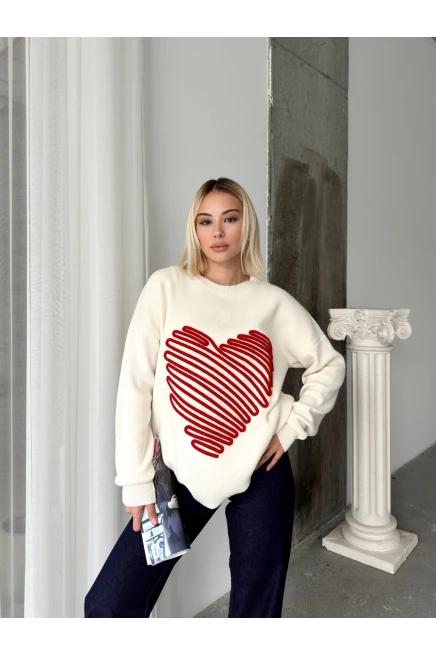 Beyaz Kabartma Büyük Kalpli Triko Kazak