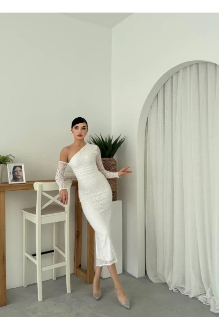 Tek Omuz Detaylı Beyaz Elbise