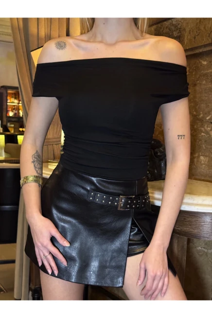 Yan Büzgülü İki Yönlü Giyilebilen Kısa Kollu Siyah Crop