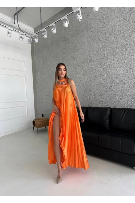 Yakası Aksesuarlı Piliseli Maxi Elbise