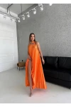 Yakası Aksesuarlı Piliseli Maxi Elbise