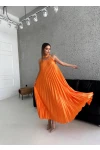 Yakası Aksesuarlı Piliseli Maxi Elbise