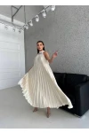 Yakası Aksesuarlı Piliseli Maxi Elbise