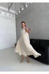 Yakası Aksesuarlı Piliseli Maxi Elbise